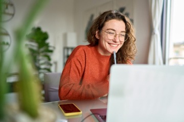 Frau an einem nach Feng Shui gestalteten Arbeitsplatz