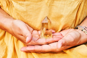 Citrin Kristall in den Händen einer Frau
