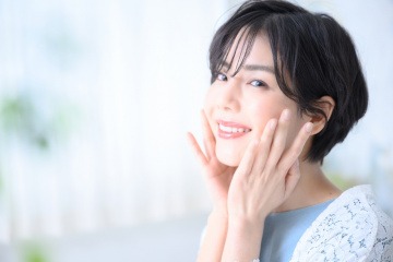 japanische Frau zeigt ihre Hände mit japanischer Maniküre