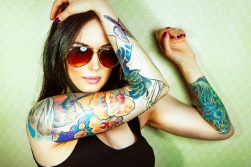 Frau mit einem Tattoo am Arm