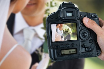 Ein Brautpaar wird fotografiert, um die Erinnerungen an die Hochzeit festzuhalten