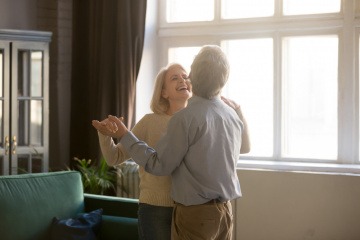 Glückliches Paar über 40 ohne zu hohen Blutdruck