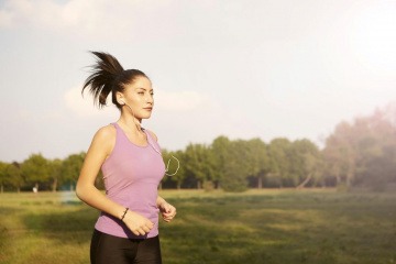 Frau läuft und kann ihre Performance beim Laufen verbessern