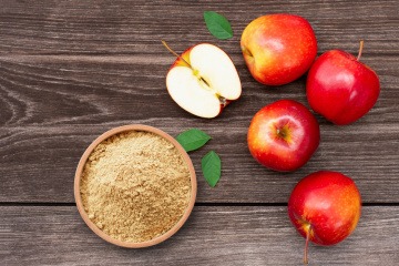 Äpfel neben einer Schüssel mit Apfelpektin