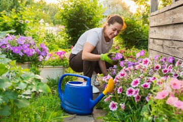 Frau bei gesunder Gartenarbeit mit Blumen