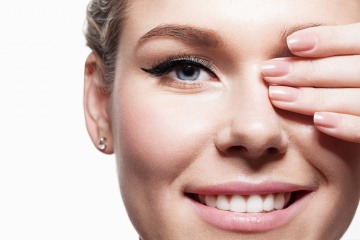 Frau hält ihre BB Cream Nails Fingernägel vor das Gesicht. 