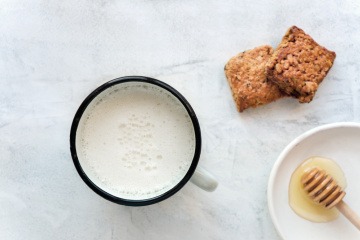 Heiße Milch mit Honig als wohltuendes Milchprodukt bei Erkältung