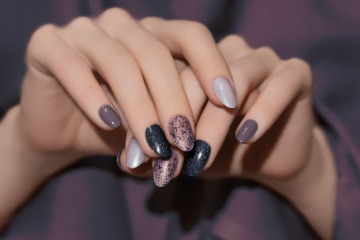 Nägel in Naturfarben wie Steingrau als Nagellack-Trend 2025
