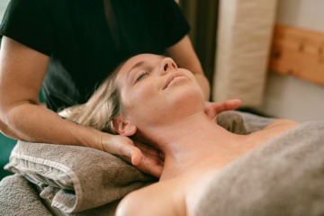 Frau bei einer guten Massage