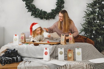 Mutter und Tochter basteln zusammen einen Adventskalender