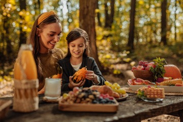 Mutter und Tochter bereiten Kürbis zu