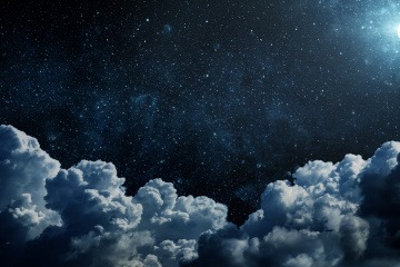 Sternenhimmel mit Wolken