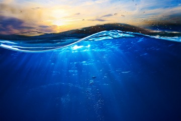 Die Sonne strahlt über den Ozean mit dem Element Wasser (TCM).