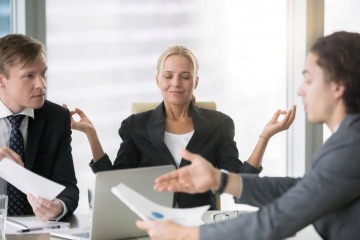 Eine Frau nutzt ein Mittel gegen Stress im Büro