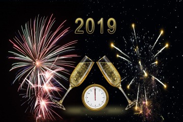 Eine Grafik zeigt den Schriftzug 2019 und Feuerwerk