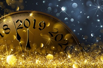 Sektgläser und Feuerwerk sind beim Schriftzug 2018
