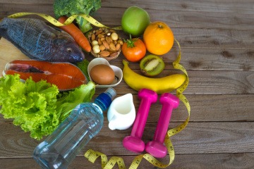 Low Carb Lebensmittel, Hanteln und ein Maßband