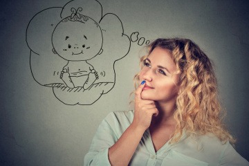 Frau mit Denkblase mit Baby darin