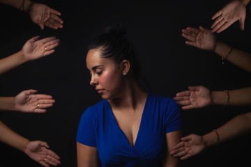 Eine Frau hat scheinbar Angst vor Berührungen