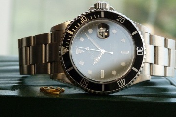 Eine Armbanduhr von Rolex, die im Trend liegt