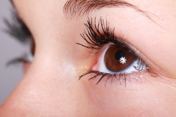 Ein Auge mit geschminkten Wimpern