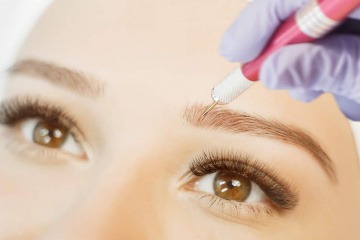 Frau bei einer Microblading Behandlung der Augenbrauen
