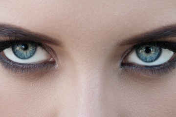 Zwei Augen mit schönen Augenlidern schauen