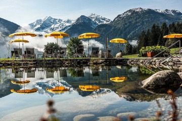 Auszeit in den Bergen mit Liegestühlen und Schwimmteich