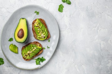 Avocadobrot mit Nüssen und ungesättigten Fettsäuren