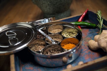 Ayurvedische Gewürze in einem Gefäß