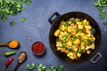 Löffel mit Gewürzen liegen neben Ayurveda Ernährung