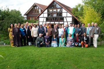 Die Teilnehmer und Teilnehmerinnen des Ayurveda Symposiums stehen in der Gruppe zusammen