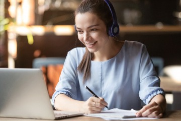 Eine Frau macht eine Online Ayurveda Ausbildung