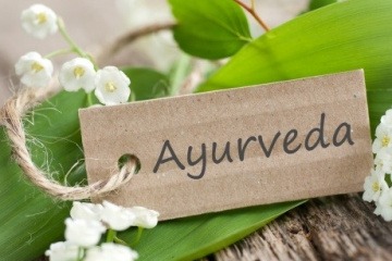 Ein Schild auf dem Ayurveda steht