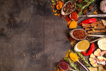 Viele ayurvedische Gewürze liegen nebeneinander