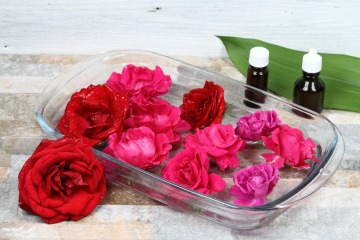 Rosenblüten und Fläschchen