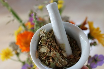 Bachblüten sind in einem Mörser 
