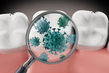 Auf einer Grafik zeigt eine Lupe Bakterien im Mund
