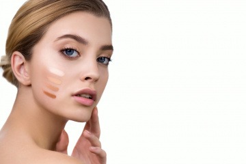 Frau mit Streifen von BB Cream im Gesich