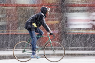 Ein Mann fährt mit dem Rad 