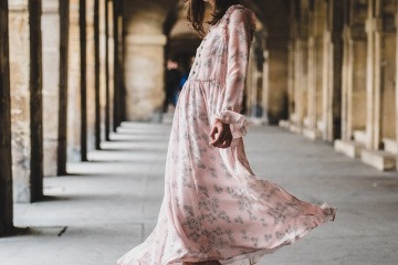 Eine Frau trägt Bio Kleidung ohne Zusatzsstoffe