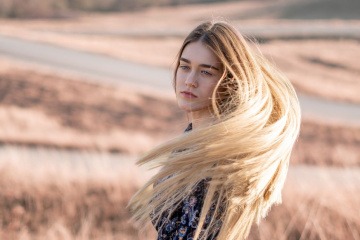 Eine Frau hat schöne Haare und schöne Haut