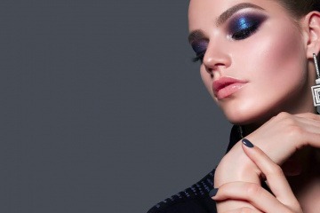Eine Frau hat einen blauen Lidschatten als Make-up Trend 2020