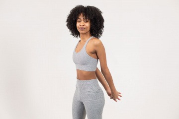 Frau nach Bodyforming mit Emsculpt Neo