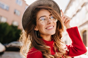 Frau mit langen Haaren trägt eine Brille