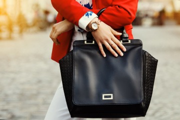 Eine Frau trägt eine Business-Handtasche