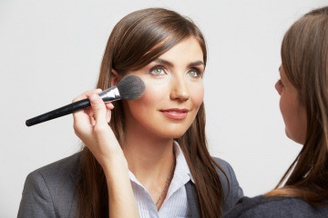 Eine Frau mit Business Make up wird geschminkt
