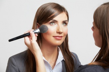 Eine Frau mit Business Make up wird geschminkt