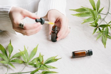 Eine Frau nimmt CBD Tropfen gegen Stress