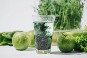 Chlorophyll Wasser und grünes Gemüse.